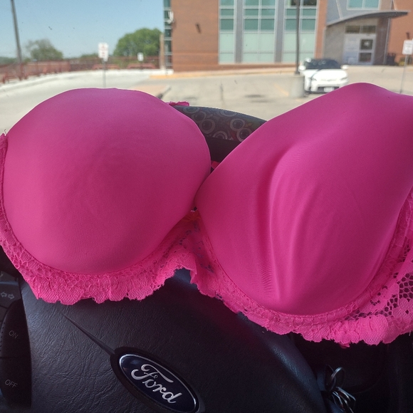 A pink bra - Picture 3 of 3